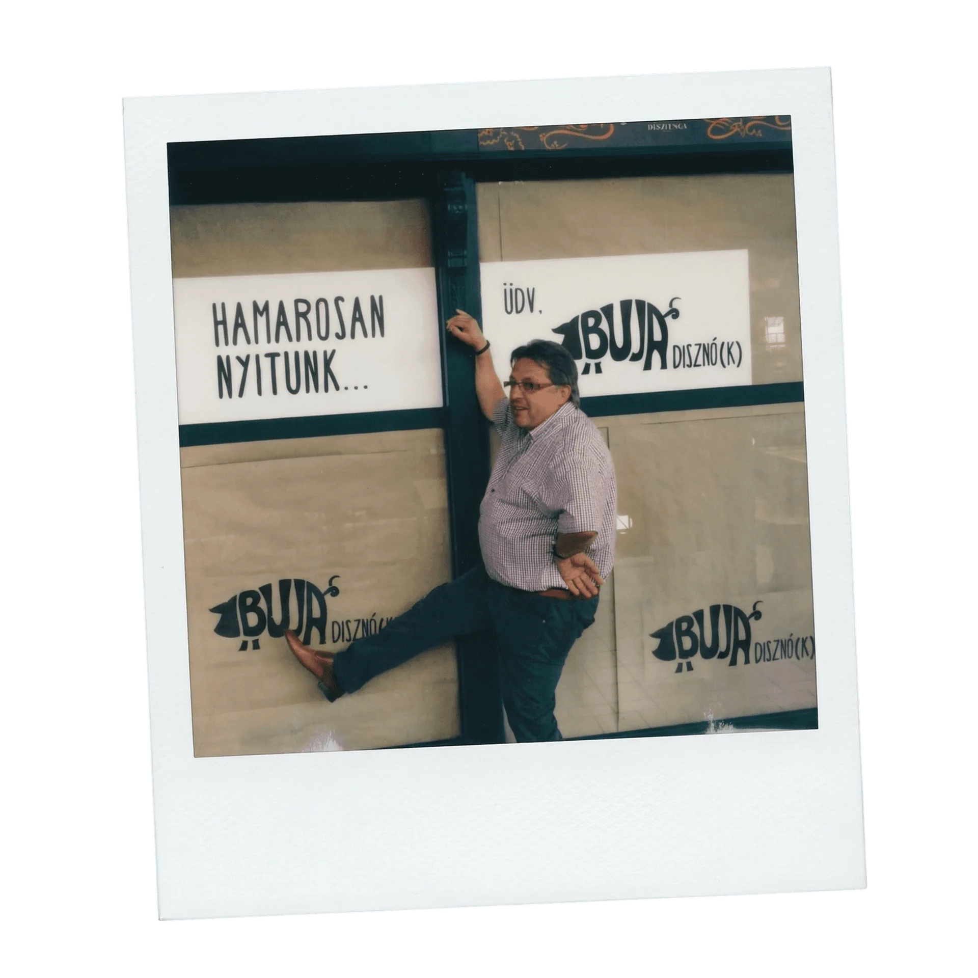 Polaroid: Bíró Lajos a leragasztott kirakat előtt, „Hamarosan nyitunk” felirattal